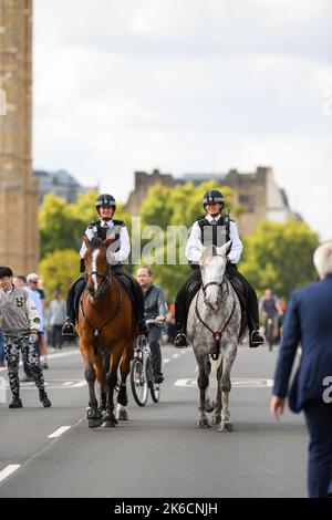 Am 1. Tag, an dem Queen im Bundesstaat liegt, fahren 2 montierte Polizisten der Metropolregion über die Westminster Bridge London. Stockfoto