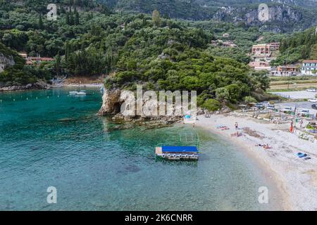 Agios Petros Strand in der Bucht von Ampelaki in Palaiokastritsa berühmter Ferienort auf der griechischen Insel Korfu Stockfoto