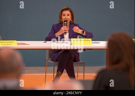 New York, Usa. 12. Oktober 2022. Die Sprecherin des Repräsentantenhauses, Nancy Pelosi (D-CA), spricht während eines Rundtischgesprächs zum Inflationsreduktionsgesetz im Stadtteil Queens von New York City. Die Sprecherin des Hauses, Nancy Pelosi, besucht das Forest Hills Older Adult Center des Queens Community House für einen Gemeinderundtisch mit der Kongressabgeordneten Grace Meng über den kürzlich verabschiedeten Inflationsreduzierungsgesetz, der dazu beiträgt, die Gesundheitskosten für die New Yorker zu senken. (Foto von Ron Adar/SOPA Images/Sipa USA) Quelle: SIPA USA/Alamy Live News Stockfoto