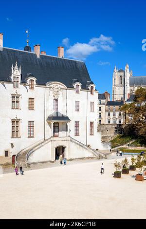 Das Grand Gouvernement-Gebäude im Schloss der Herzöge der Bretagne in Nantes, Frankreich, mit der Kathedrale in der Ferne. Stockfoto