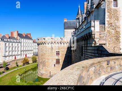 Blick auf den Jakobinenturm und den Graben des Château des Ducs de Bretagne (Schloss der Herzöge der Bretagne) in Nantes, Frankreich. Stockfoto