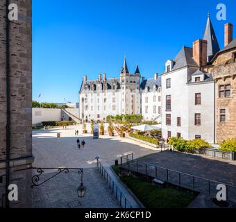 Innenhof des Schlosses der Herzöge der Bretagne in Nantes, Frankreich, mit dem Grand Logis-Gebäude, dem Turm der Goldenen Krone und der Conciergerie. Stockfoto