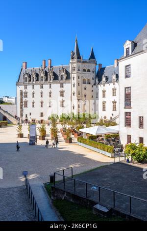 Innenhof des Schlosses der Herzöge der Bretagne in Nantes, Frankreich, mit dem Grand Logis-Gebäude, dem Turm der Goldenen Krone und der Conciergerie. Stockfoto