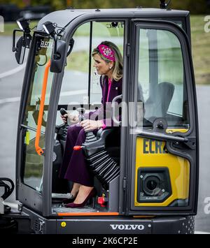 Göteborg, Schweden. 13. Oktober 2022. 2022-10-13 16:00:28 GOTENBURG - Königin Maxima in einem Elektrobagger während eines Besuchs im Volvo Trucks Experience Center. Das Königspaar ist auf einem dreitägigen Staatsbesuch in Schweden. ANP REMKO DE WAAL netherlands Out - belgium Out Credit: ANP/Alamy Live News Stockfoto