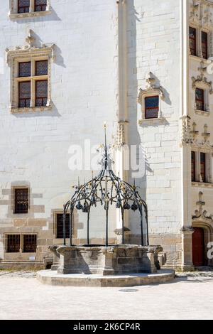 Der Brunnen im Château des Ducs de Bretagne (Schloss der Herzöge der Bretagne) in Nantes, Frankreich. Stockfoto