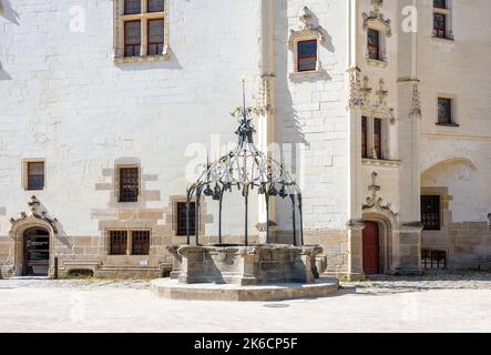 Der Brunnen im Château des Ducs de Bretagne (Schloss der Herzöge der Bretagne) in Nantes, Frankreich. Stockfoto