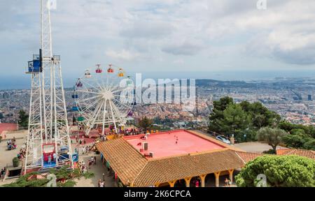 Eine Weitwinkelaufnahme vom Vergnügungspark Tibidabo mit Blick auf Barcelona, Katalonien, Spanien Stockfoto