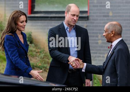 Copperbox Arena, London, Großbritannien. 13.. Oktober 2022. Der Prinz und die Prinzessin von Wales besuchen die Copper Box Arena im Queen Elizabeth Olympic Park, um das 10.-jährige Jubiläum von Coach Core zu feiern. Die Royal Foundation hat 2012 das Coach Core-Programm ins Leben gerufen, um als Reaktion auf die Londoner Unruhen einen Beitrag zu den alten Idealen der Olympischen und Paralympischen Spiele 2012 in London zu leisten. Foto: Amanda Rose/Alamy Live News Stockfoto