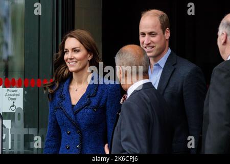 Copperbox Arena, London, Großbritannien. 13.. Oktober 2022. Der Prinz und die Prinzessin von Wales besuchen die Copper Box Arena im Queen Elizabeth Olympic Park, um das 10.-jährige Jubiläum von Coach Core zu feiern. Die Royal Foundation hat 2012 das Coach Core-Programm ins Leben gerufen, um als Reaktion auf die Londoner Unruhen einen Beitrag zu den alten Idealen der Olympischen und Paralympischen Spiele 2012 in London zu leisten. Foto: Amanda Rose/Alamy Live News Stockfoto