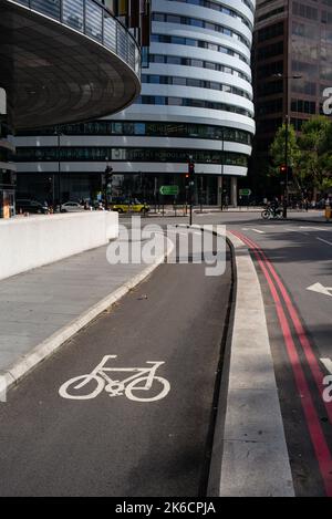 Geschützte Fahrradstraße in London, die von der Westminster Bridge Road zum Park Plaza und dem DLD College London-Kreisverkehr führt. London, Großbritannien. Stockfoto