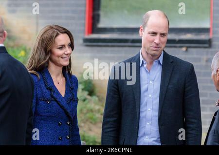 Copperbox Arena, London, Großbritannien. 13.. Oktober 2022. Der Prinz und die Prinzessin von Wales besuchen die Copper Box Arena im Queen Elizabeth Olympic Park, um das 10.-jährige Jubiläum von Coach Core zu feiern. Die Royal Foundation hat 2012 das Coach Core-Programm ins Leben gerufen, um als Reaktion auf die Londoner Unruhen einen Beitrag zu den alten Idealen der Olympischen und Paralympischen Spiele 2012 in London zu leisten. Foto: Amanda Rose/Alamy Live News Stockfoto