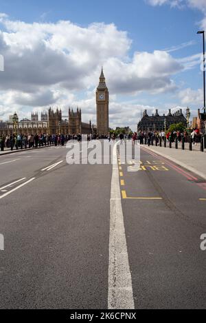 Houses of Parliament von der Westminster-Brücke aus gesehen, die für den Verkehr gesperrt ist, sodass die Menschen auf der Straße gehen können, was eine ungewöhnliche Aussicht bietet. Stockfoto