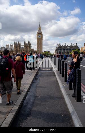 Fahrradweg, der von der Westminster Bridge nach Westminster und zum Parlament führt, wobei die Öffentlichkeit auf der Straße läuft, da die Brücke für den Verkehr gesperrt ist. Stockfoto