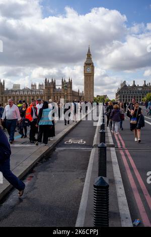 Fahrradweg, der von der Westminster Bridge nach Westminster und zum Parlament führt, wobei die Öffentlichkeit auf der Straße läuft, da die Brücke für den Verkehr gesperrt ist. Stockfoto