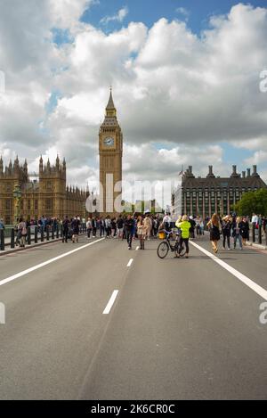 Die Öffentlichkeit versammelt sich um Polizeipferde und Polizisten, die sich auf der Westminster Bridge während der Schließung der Queens Lügen im Staat befinden. Stockfoto