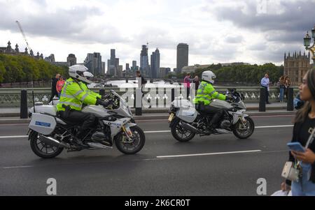 Die bewaffnete Londoner Stadtpolizei überquert die Westminster Bridge, während die Königin im Staat liegt und eine bewegende Zeremonie beginnt. Stockfoto