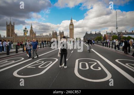 Die Öffentlichkeit nutzt die Straßensperrung der Westminster Bridge London, um Selfies und Fotos zu machen und in der Mitte zu spazieren. Stockfoto