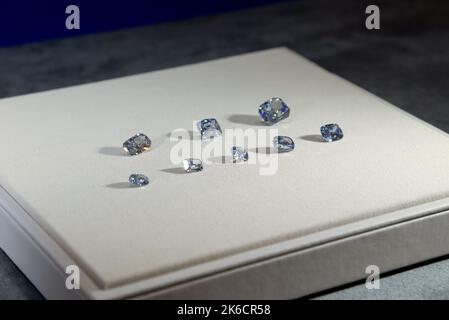 Verschiedene blaue Diamanten, die 2022 und im Frühjahr 2023 über Sotheby's Schmuckauktionen verkauft werden, werden am 12. Oktober 2022 in New York, NY, vorgestellt. Zu den zu verkaufenden Diamanten gehört ein 11,29 Karat Stufenschliff Fancy Vivid Blue (est. B-28/50 Millionen), einem 5,53 Karat Kissen mit brillantem Schnitt (est. BV11/15 Mio), ein 4,13 Karat Stufenschnitt Fancy Intense Blue (est. 2,5-3,5 Millionen US-Dollar), ein 3,24 Karat Kissen mit brillantem Schnitt, innen makellos Fancy Vivid Blue (est. 5-8 Millionen), ein 3,10 Karat Kissen mit Brillantschliff Fancy Vivid Blue (5-4,5 Millionen Lufteinhellungsfaktor), ein 2,08 Karat Kissen Fancy Intense BL Stockfoto