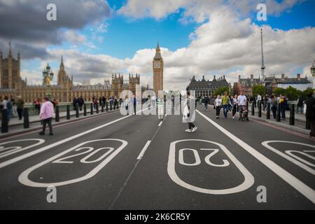 Die Öffentlichkeit nutzt die Straßensperrung der Westminster Bridge London, um Selfies und Fotos zu machen und in der Mitte zu spazieren. Stockfoto