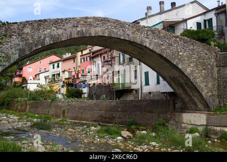 Klimawandel: Bogenbrücke über einen fast trockenen Fluss in einem Dorf Stockfoto