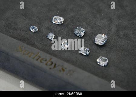 Verschiedene blaue Diamanten, die 2022 und im Frühjahr 2023 über Sotheby's Schmuckauktionen verkauft werden, werden am 12. Oktober 2022 in New York, NY, vorgestellt. Zu den zu verkaufenden Diamanten gehört ein 11,29 Karat Stufenschliff Fancy Vivid Blue (est. B-28/50 Millionen), einem 5,53 Karat Kissen mit brillantem Schnitt (est. BV11/15 Mio), ein 4,13 Karat Stufenschnitt Fancy Intense Blue (est. 2,5-3,5 Millionen US-Dollar), ein 3,24 Karat Kissen mit brillantem Schnitt, innen makellos Fancy Vivid Blue (est. 5-8 Millionen), ein 3,10 Karat Kissen mit Brillantschliff Fancy Vivid Blue (5-4,5 Millionen Lufteinhellungsfaktor), ein 2,08 Karat Kissen Fancy Intense BL Stockfoto