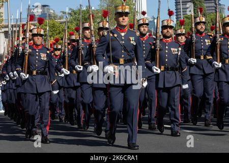 Eine Militärparade zum Gedenken an den Hispanic Day und die spanischen Streitkräfte Stockfoto