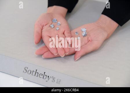 Verschiedene blaue Diamanten, die 2022 und im Frühjahr 2023 über Sotheby's Schmuckauktionen verkauft werden, werden am 12. Oktober 2022 in New York, NY, vorgestellt. Zu den zu verkaufenden Diamanten gehört ein 11,29 Karat Stufenschliff Fancy Vivid Blue (est. B-28/50 Millionen), einem 5,53 Karat Kissen mit brillantem Schnitt (est. BV11/15 Mio), ein 4,13 Karat Stufenschnitt Fancy Intense Blue (est. 2,5-3,5 Millionen US-Dollar), ein 3,24 Karat Kissen mit brillantem Schnitt, innen makellos Fancy Vivid Blue (est. 5-8 Millionen), ein 3,10 Karat Kissen mit Brillantschliff Fancy Vivid Blue (5-4,5 Millionen Lufteinhellungsfaktor), ein 2,08 Karat Kissen Fancy Intense BL Stockfoto