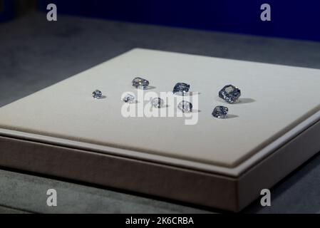 Verschiedene blaue Diamanten, die 2022 und im Frühjahr 2023 über Sotheby's Schmuckauktionen verkauft werden, werden am 12. Oktober 2022 in New York, NY, vorgestellt. Zu den zu verkaufenden Diamanten gehört ein 11,29 Karat Stufenschliff Fancy Vivid Blue (est. B-28/50 Millionen), einem 5,53 Karat Kissen mit brillantem Schnitt (est. BV11/15 Mio), ein 4,13 Karat Stufenschnitt Fancy Intense Blue (est. 2,5-3,5 Millionen US-Dollar), ein 3,24 Karat Kissen mit brillantem Schnitt, innen makellos Fancy Vivid Blue (est. 5-8 Millionen), ein 3,10 Karat Kissen mit Brillantschliff Fancy Vivid Blue (5-4,5 Millionen Lufteinhellungsfaktor), ein 2,08 Karat Kissen Fancy Intense BL Stockfoto