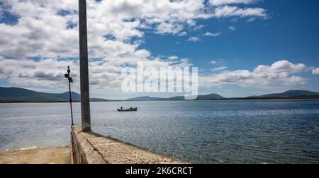 Vom kleinen Hafen Doran's Point in der Nähe von Ballycroy kann die Überfahrt nach Inishbiggle mit der Fähre nach Absprache mit Michael Leneghan erfolgen. Stockfoto