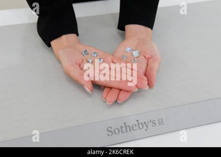 Verschiedene blaue Diamanten, die 2022 und im Frühjahr 2023 über Sotheby's Schmuckauktionen verkauft werden, werden am 12. Oktober 2022 in New York, NY, vorgestellt. Zu den zu verkaufenden Diamanten gehört ein 11,29 Karat Stufenschliff Fancy Vivid Blue (est. B-28/50 Millionen), einem 5,53 Karat Kissen mit brillantem Schnitt (est. BV11/15 Mio), ein 4,13 Karat Stufenschnitt Fancy Intense Blue (est. 2,5-3,5 Millionen US-Dollar), ein 3,24 Karat Kissen mit brillantem Schnitt, innen makellos Fancy Vivid Blue (est. 5-8 Millionen), ein 3,10 Karat Kissen mit Brillantschliff Fancy Vivid Blue (5-4,5 Millionen Lufteinhellungsfaktor), ein 2,08 Karat Kissen Fancy Intense BL Stockfoto