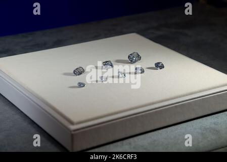 Verschiedene blaue Diamanten, die 2022 und im Frühjahr 2023 über Sotheby's Schmuckauktionen verkauft werden, werden am 12. Oktober 2022 in New York, NY, vorgestellt. Zu den zu verkaufenden Diamanten gehört ein 11,29 Karat Stufenschliff Fancy Vivid Blue (est. B-28/50 Millionen), einem 5,53 Karat Kissen mit brillantem Schnitt (est. BV11/15 Mio), ein 4,13 Karat Stufenschnitt Fancy Intense Blue (est. 2,5-3,5 Millionen US-Dollar), ein 3,24 Karat Kissen mit brillantem Schnitt, innen makellos Fancy Vivid Blue (est. 5-8 Millionen), ein 3,10 Karat Kissen mit Brillantschliff Fancy Vivid Blue (5-4,5 Millionen Lufteinhellungsfaktor), ein 2,08 Karat Kissen Fancy Intense BL Stockfoto