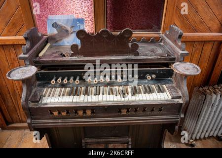 Alte zerbrochene Orgel in der Kirche der Heiligen Dreifaltigkeit auf der Insel Inishbiggle. Die Kirche ist schlecht gepflegt und wird derzeit nicht genutzt. Stockfoto
