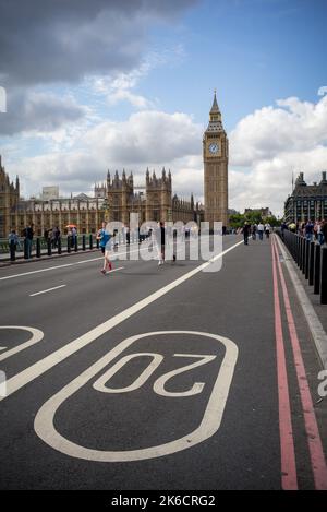 Ein Blick von der Straße auf die Westminster Bridge mit den Schildern 20mph und einer verkehrsfreien Straße mit öffentlichen Straßenverlauf während der Schließung. Stockfoto