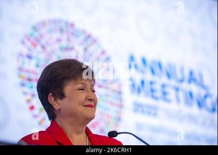 Washington, Usa. 13. Oktober 2022. Kristalina Georgieva, Geschäftsführerin des Internationalen Währungsfonds (IWF), lächelt während einer Pressekonferenz zur Globalen Agenda während der Jahrestagung des IWF und der Weltbank am Donnerstag, dem 13. Oktober 2022, am IWF-Hauptsitz in Washington, DC. Foto von Bonnie Cash/UPI Credit: UPI/Alamy Live News Stockfoto