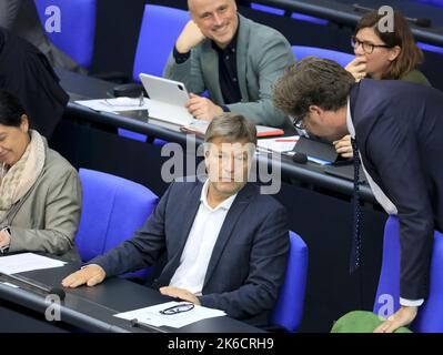 Berlin, 13. Oktober 2022.der Bundeswirtschaftsminister und Vizekanzler, Dr. Robert Habeck, während der Plenarsitzung des Deutschen Bundestages 60.. Quelle: Jürgen Nowak/Alamy Live News Stockfoto
