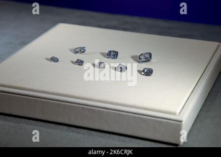 Verschiedene blaue Diamanten, die 2022 und im Frühjahr 2023 über Sotheby's Schmuckauktionen verkauft werden, werden am 12. Oktober 2022 in New York, NY, vorgestellt. Zu den zu verkaufenden Diamanten gehört ein 11,29 Karat Stufenschliff Fancy Vivid Blue (est. B-28/50 Millionen), einem 5,53 Karat Kissen mit brillantem Schnitt (est. BV11/15 Mio), ein 4,13 Karat Stufenschnitt Fancy Intense Blue (est. 2,5-3,5 Millionen US-Dollar), ein 3,24 Karat Kissen mit brillantem Schnitt, innen makellos Fancy Vivid Blue (est. 5-8 Millionen), ein 3,10 Karat Kissen mit Brillantschliff Fancy Vivid Blue (5-4,5 Millionen Lufteinhellungsfaktor), ein 2,08 Karat Kissen Fancy Intense BL Stockfoto