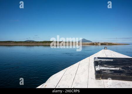 Vom kleinen Hafen Doran's Point in der Nähe von Ballycroy kann die Überfahrt nach Inishbiggle mit der Fähre nach Absprache erfolgen. Stockfoto