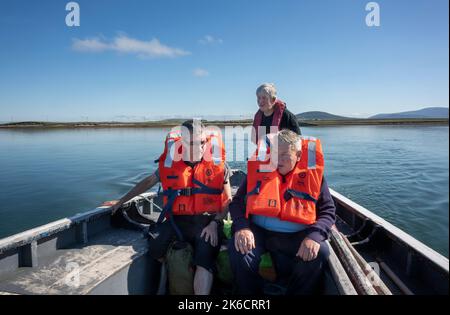 Vom kleinen Hafen Doran's Point in der Nähe von Ballycroy kann die Überfahrt nach Inishbiggle mit der Fähre nach Absprache mit Michael Leneghan erfolgen. Stockfoto