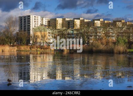Tongrubenteich im Szczesliwicki Park im Stadtteil Ochota in Warschau, der Hauptstadt Polens Stockfoto