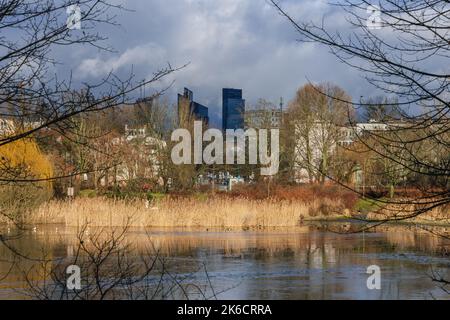 Tongrubenteich im Szczesliwicki Park im Stadtteil Ochota in Warschau, der Hauptstadt Polens Stockfoto
