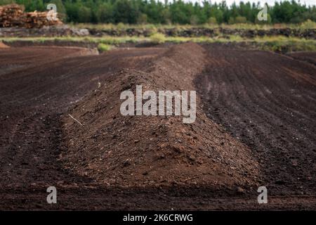 Industrielle Torfgewinnung auf Torfmooren in den Midlands von Irland. Das gehört nun fast der Vergangenheit an, alle mit Rasen befeuerten Kraftwerke sind geschlossen. Stockfoto