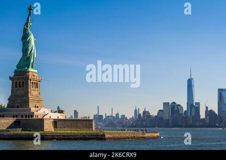 Freiheitsstatue mit Skyline von Lower Manhattan dahinter, Liberty Island, New York, USA Stockfoto