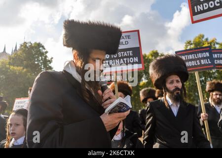 London, Großbritannien. 13 Oktober 2022 . Mitglieder der orthodoxen jüdischen chasidischen Gemeinde protestieren vor dem Parlament, um ihre Besorgnis über das neue Schulgesetz, darüber, wie der Lehrplan der jüdischen Schulen und die Religionsfreiheit beeinflusst werden könnten, zum Ausdruck zu bringen. Nach dem Schulgesetz würde Yeshivas, die derzeit nicht als Schulen im Vereinigten Königreich definiert sind, verlangen, sich beim Bildungsministerium zu registrieren und säkulare Fächer zu unterrichten und den Inspektionen des Standards in Education, Children's Services and Skills Office unterzogen zu werden... Kredit: amer ghazzal/Alamy Live Nachrichten. Stockfoto