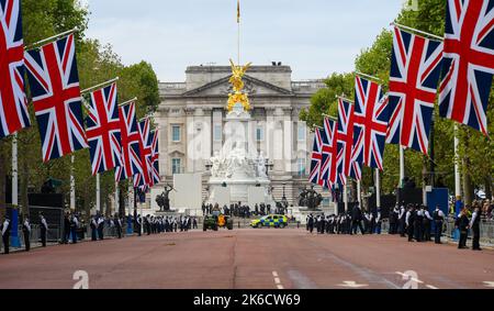 Ein Blick auf die Mall in Richtung Buckingham Place am Tag, an dem der Queens Coffin zur Westminster Hall transportiert werden soll, wo Polizei und Presse zu sehen sind. Stockfoto