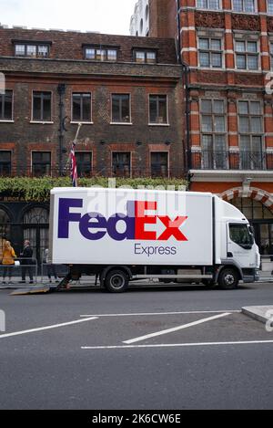 Ein FedEx Express-Lastwagen wird auf der St James Street in London, Großbritannien, entladen. Stockfoto