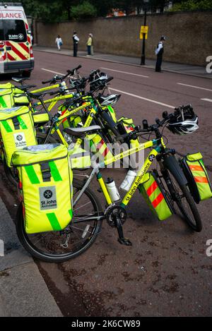 St. Johns Krankenwagen Sanitäter Zyklen geparkt in London während der Queens liegen in staatlichen öffentlichen Trauerschlangen beginnen am 1. Tag zu bauen. Stockfoto