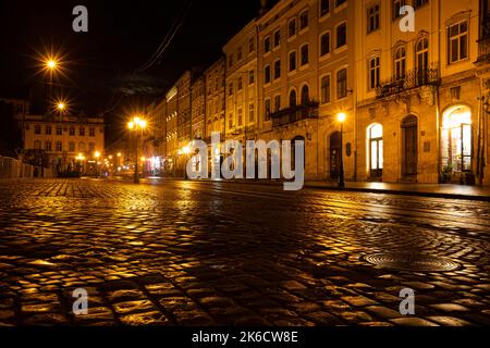 Lviv, Ukraine - 12. Oktober 2022: Lviv City Cente in der Nacht Stockfoto