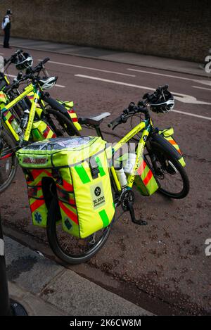 St. Johns Krankenwagen Sanitäter Zyklen geparkt in London während der Queens liegen in staatlichen öffentlichen Trauerschlangen beginnen am 1. Tag zu bauen. Stockfoto