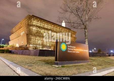 Ein Schild für das Smithsonian National Museum of African American History and Culture an einem Winterabend. Stockfoto