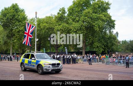 Polizeivorbereitungen auf der Mall vor der Prozession, den Sarg der Königin zum Westminster Palace zu bringen, um im Zustand zu liegen. Stockfoto